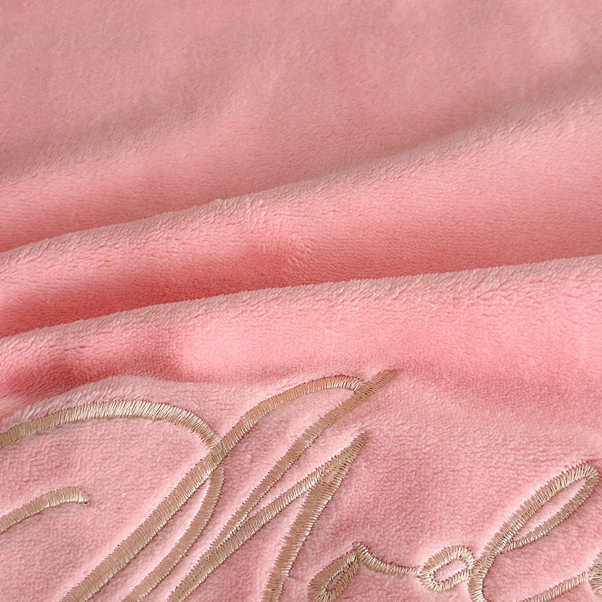 91家纺网 家纺一手货源 找家纺 悦织湾家纺 2025新款牛奶绒纯色刺绣四件套-宽镜 宽镜-粉色