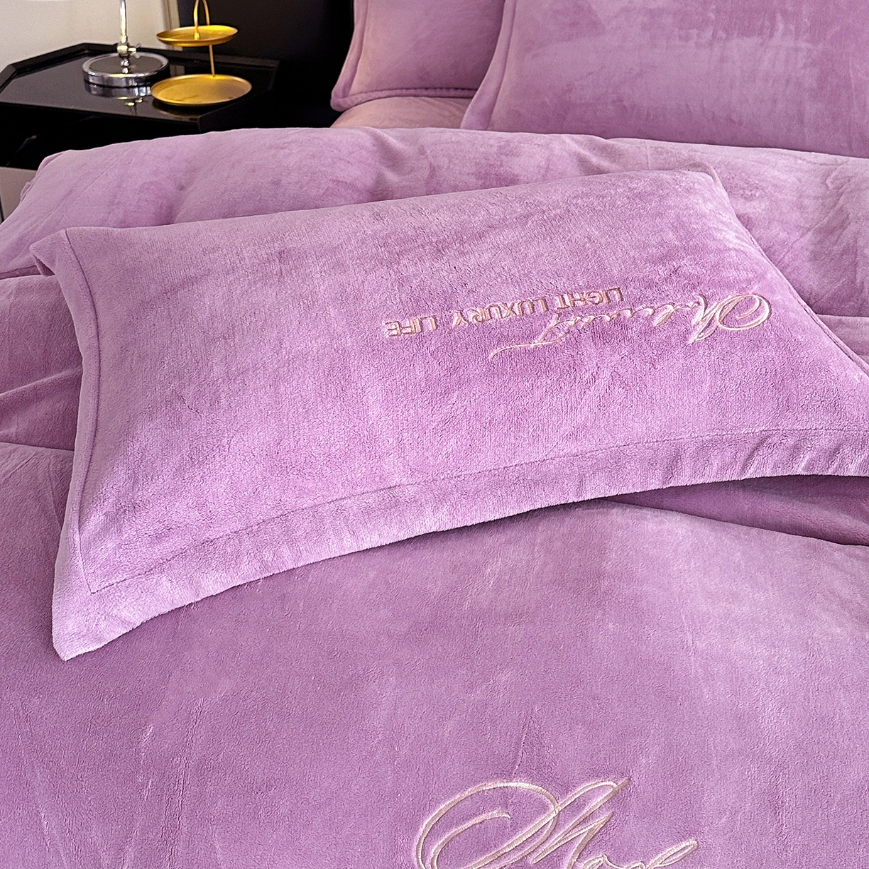 91家纺网 家纺一手货源 找家纺 悦织湾家纺 2025新款牛奶绒纯色刺绣四件套-宽镜 宽镜-浅紫