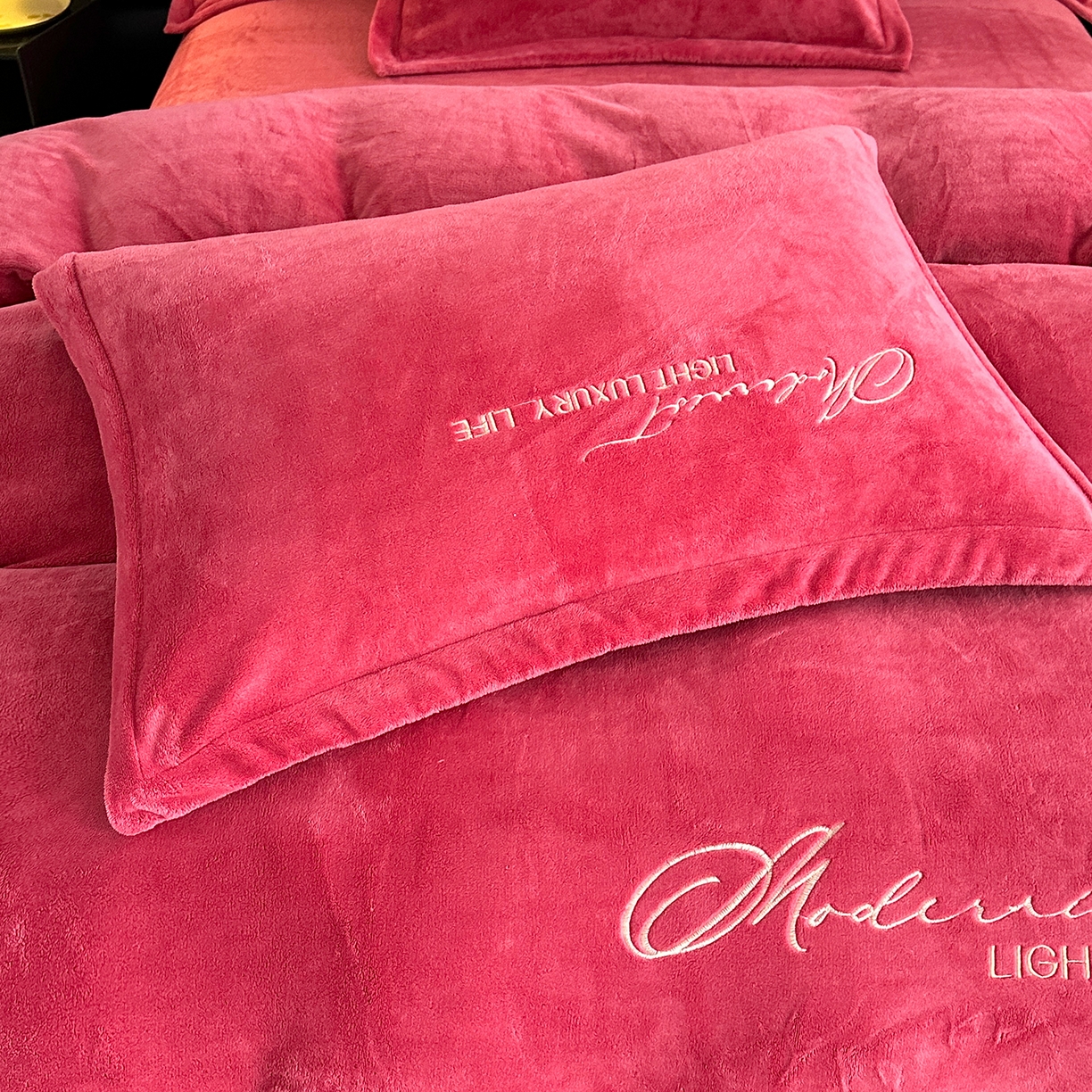 91家纺网 家纺一手货源 找家纺 悦织湾家纺 2025新款牛奶绒纯色刺绣四件套-宽镜 宽镜-豆沙