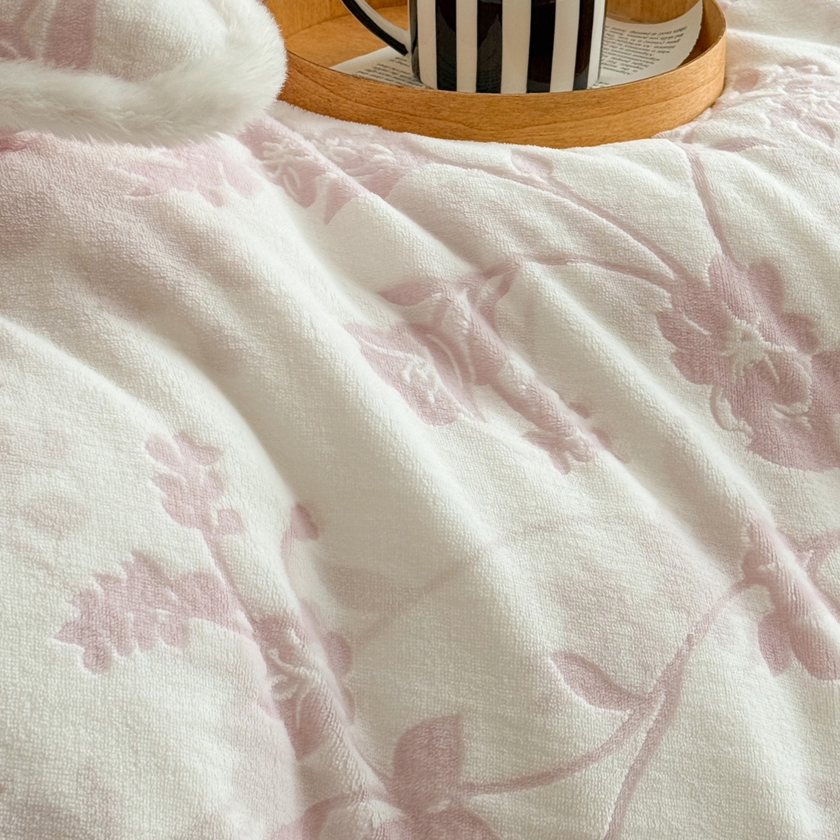 91家纺网 家纺一手货源 找家纺 沐棉家居 2025新款高克重立体雕花牛奶绒保暖四件套 花舞倩影