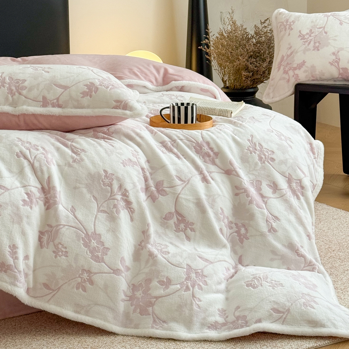 91家纺网 家纺一手货源 找家纺 沐棉家居 2025新款高克重立体雕花牛奶绒保暖四件套 花舞倩影