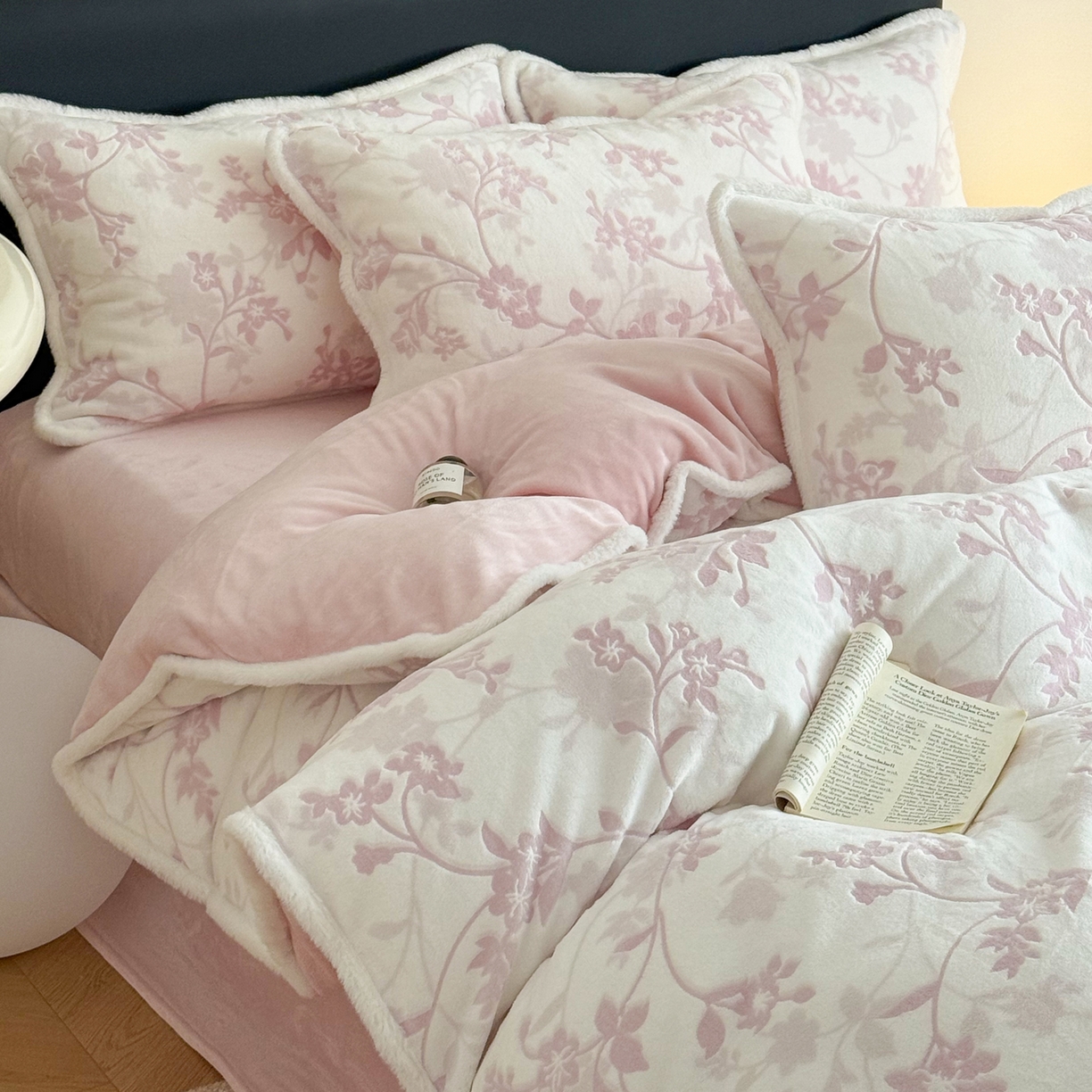 91家纺网 家纺一手货源 找家纺 沐棉家居 2025新款高克重立体雕花牛奶绒保暖四件套 花舞倩影