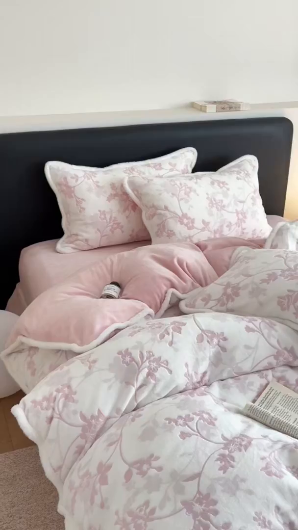 91家纺网 家纺一手货源 找家纺 沐棉家居 2025新款高克重立体雕花牛奶绒保暖四件套 花舞倩影