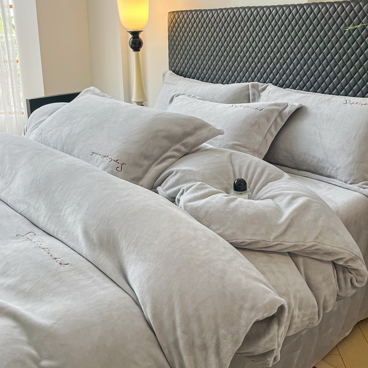 91家纺网 家纺一手货源 找家纺 庭笙 2025新款加厚牛奶绒8斤/9斤纯色蓄热保暖四件套-米莱 米莱-灰