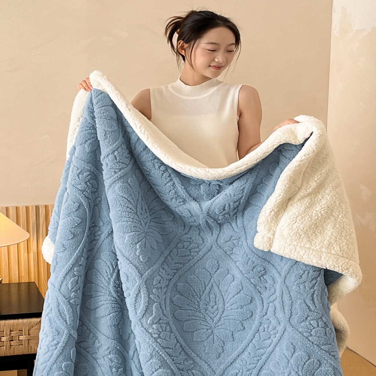 91家纺网 家纺一手货源 找家纺 欧邦 2025新款提塔芙绒绒羊羔绒毛毯-繁花 繁花-午夜蓝