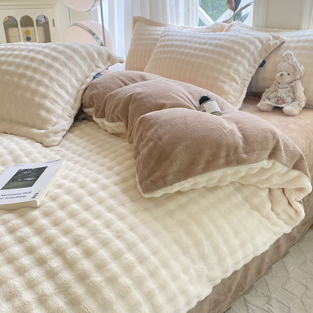 91家纺网 家纺一手货源 找家纺 悦织湾家纺 2025新款泡泡绒仿兔毛绒四件套牛奶绒纯色轻奢床上用品4件套货源足 泡泡绒-奶咖