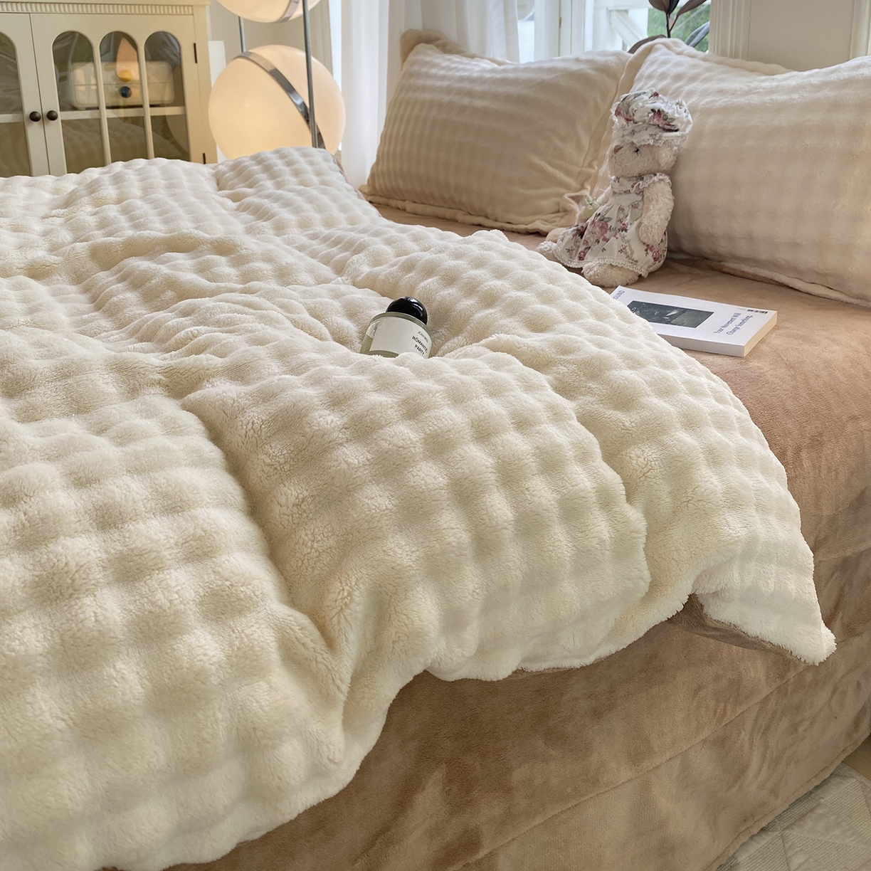 91家纺网 家纺一手货源 找家纺 悦织湾家纺 2025新款泡泡绒仿兔毛绒四件套牛奶绒纯色轻奢床上用品4件套货源足 泡泡绒-奶咖