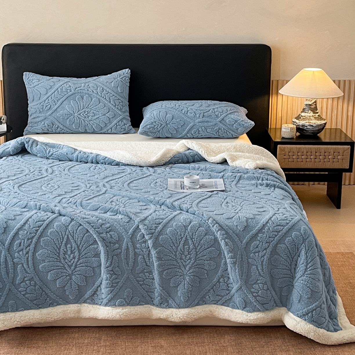 91家纺网 家纺一手货源 找家纺 欧邦 2025新款提塔芙绒绒羊羔绒毛毯-繁花 繁花-午夜蓝