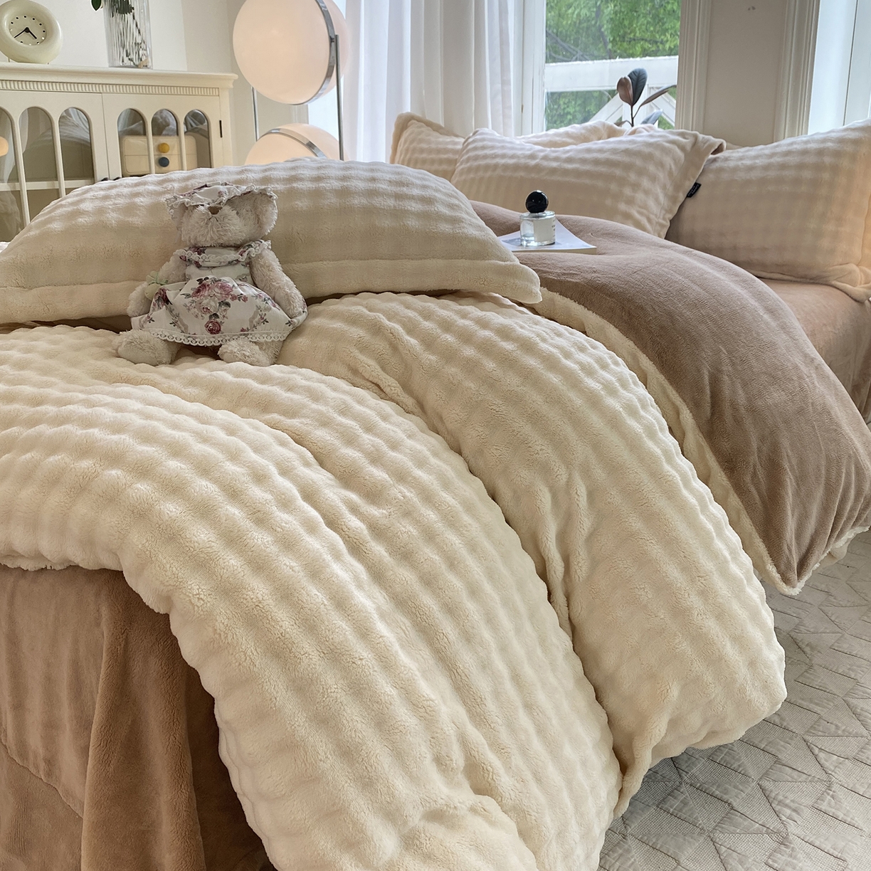 91家纺网 家纺一手货源 找家纺 悦织湾家纺 2025新款泡泡绒仿兔毛绒四件套牛奶绒纯色轻奢床上用品4件套货源足 泡泡绒-奶咖