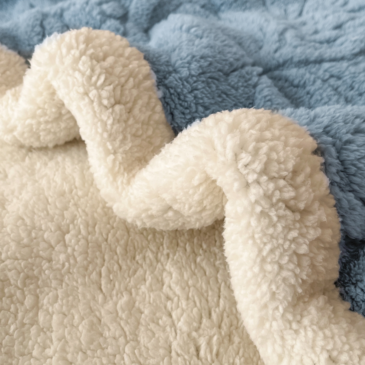 91家纺网 家纺一手货源 找家纺 欧邦 2025新款提塔芙绒绒羊羔绒毛毯-繁花 繁花-午夜蓝