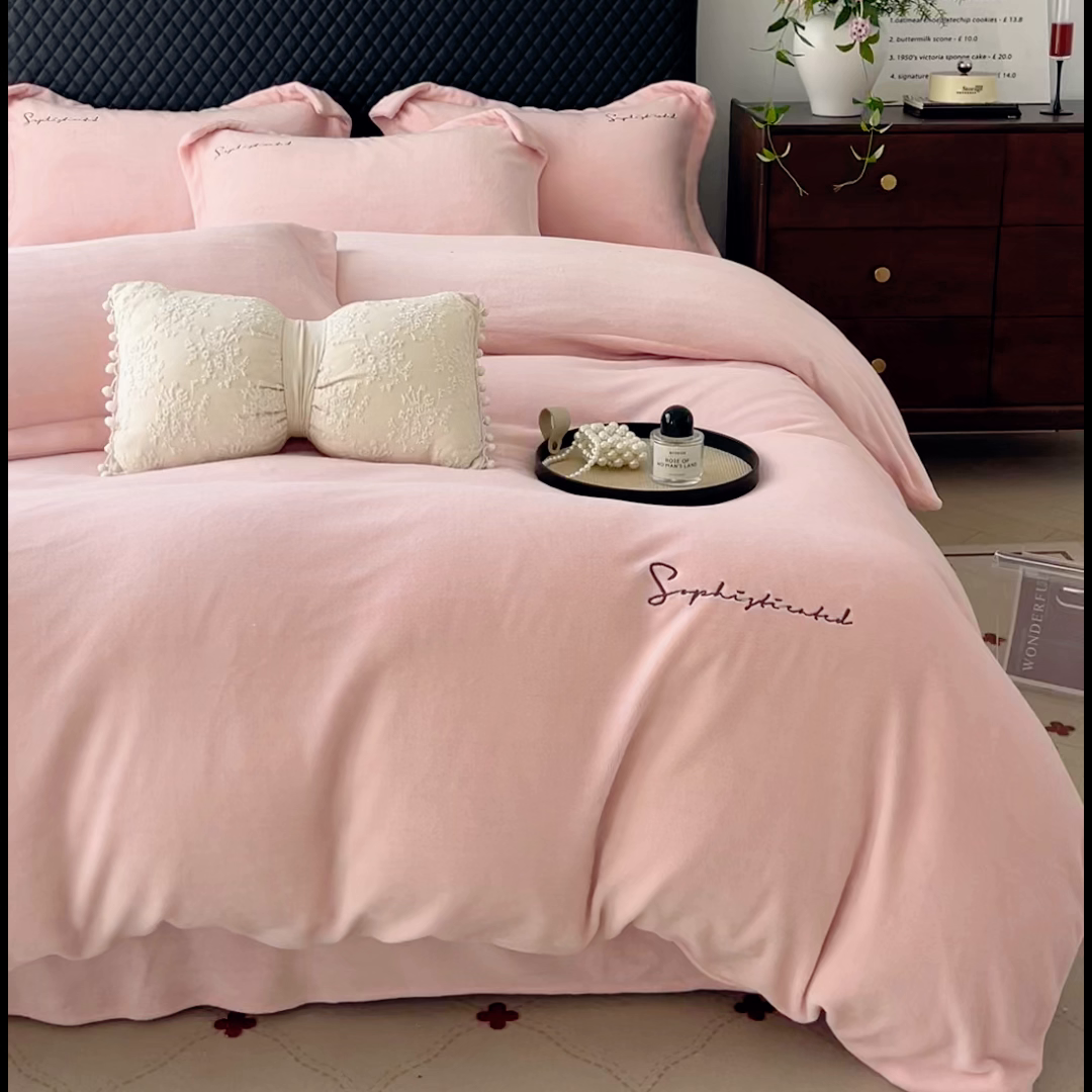 91家纺网 家纺一手货源 找家纺 庭笙 2025新款加厚牛奶绒8斤/9斤纯色蓄热保暖四件套-米莱 米莱-粉