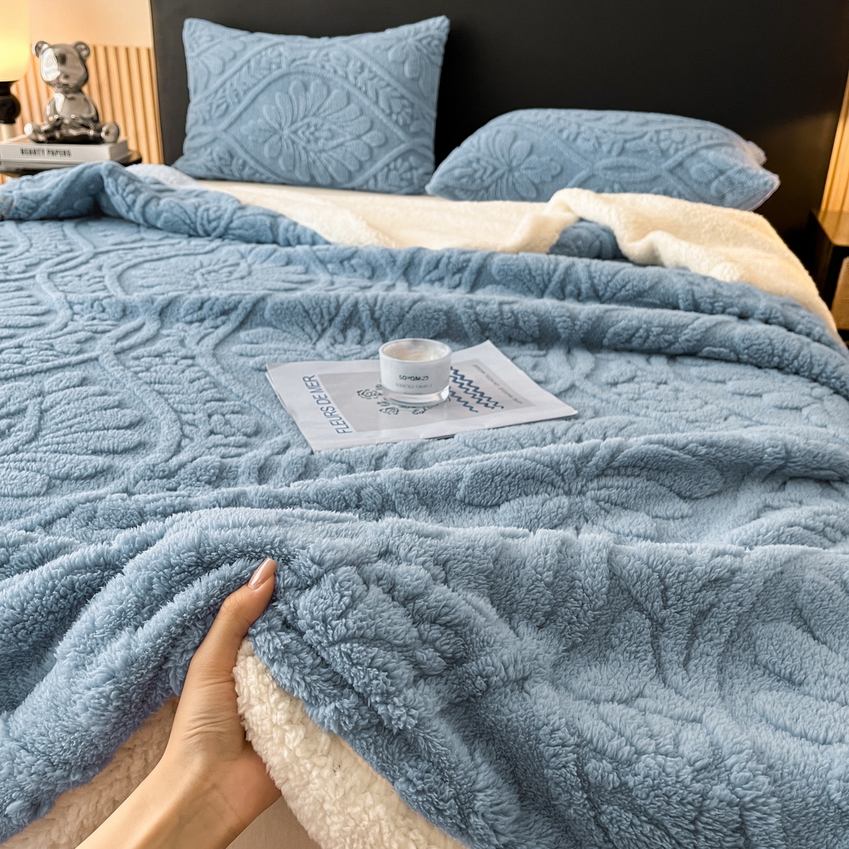 91家纺网 家纺一手货源 找家纺 欧邦 2025新款提塔芙绒绒羊羔绒毛毯-繁花 繁花-午夜蓝