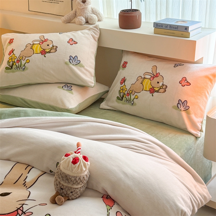 91家纺网 家纺一手货源 找家纺 潮邦创意家居 2025新款大版卡通牛奶绒四件套 悠闲生活