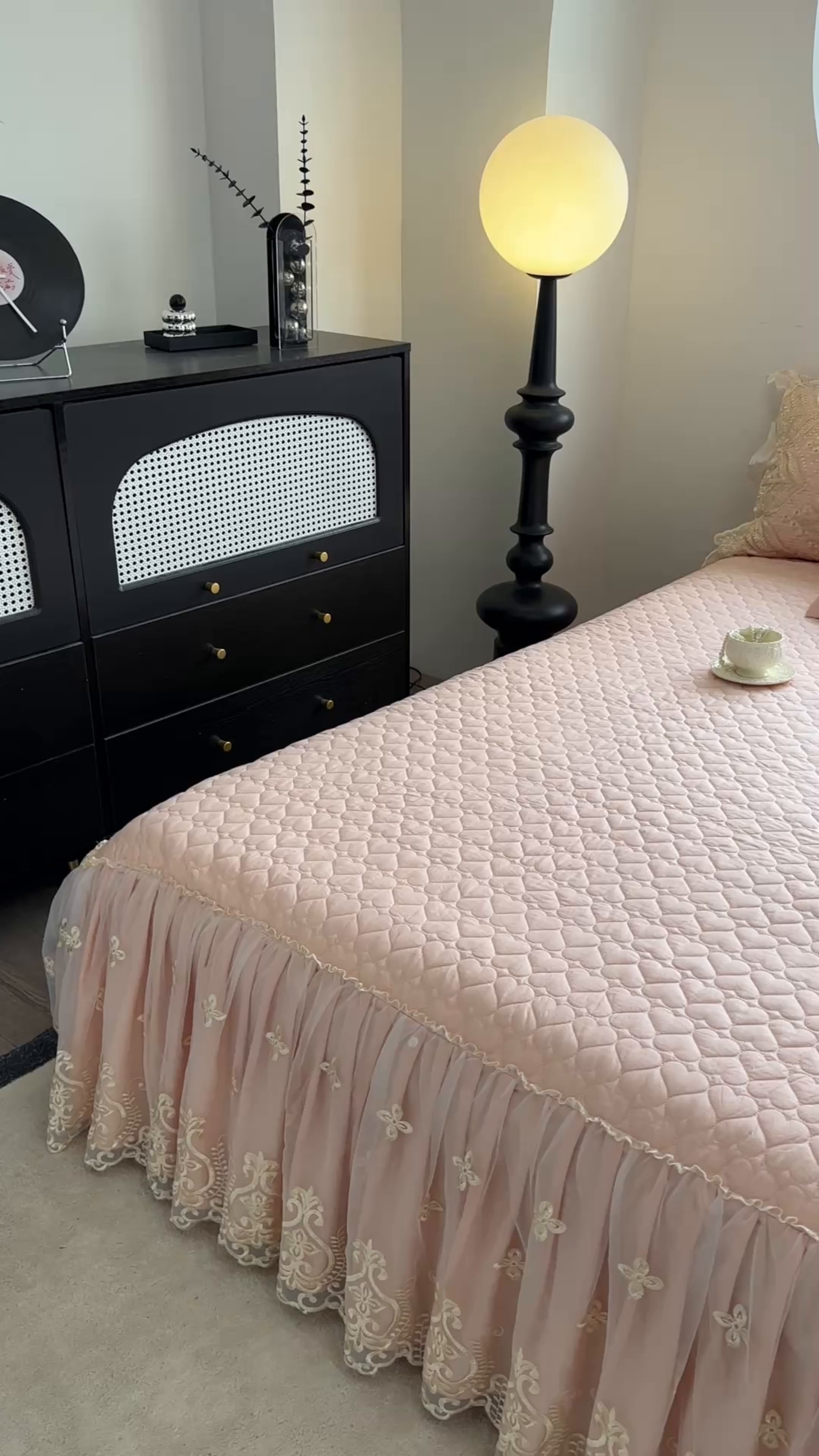 91家纺网 家纺一手货源 找家纺 罗艺轩 2025新款全棉纯棉蕾丝刺绣琉璃单床裙床裙单件（1.5m控价135起、1.8m控价140起、1.8*2.2m控价145起、2.0m控价150起） 琉璃-粉