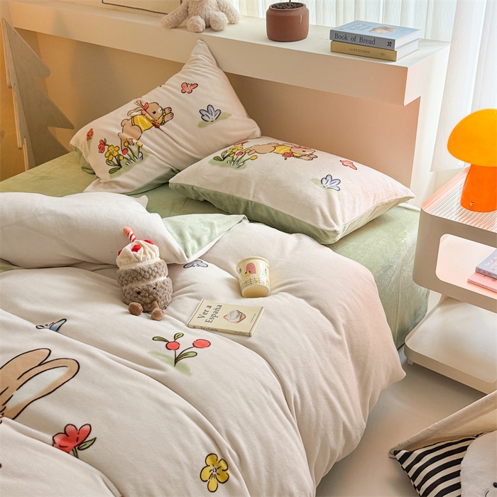 91家纺网 家纺一手货源 找家纺 潮邦创意家居 2025新款大版卡通牛奶绒四件套 悠闲生活