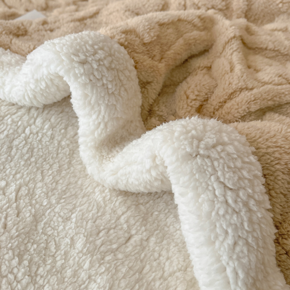 91家纺网 家纺一手货源 找家纺 欧邦 2025新款提塔芙绒绒羊羔绒毛毯-繁花 繁花-香槟咖