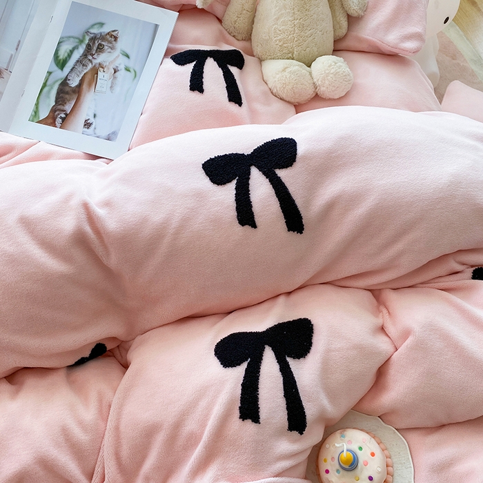 91家纺网 家纺一手货源 找家纺 茉礼 2025新款心动蝴蝶结A类加厚牛奶绒四件套毛巾绣四件套 心动粉