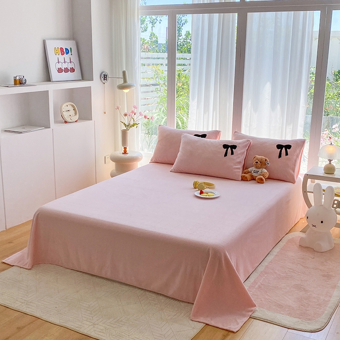 91家纺网 家纺一手货源 找家纺 茉礼 2025新款心动蝴蝶结A类加厚牛奶绒四件套毛巾绣四件套 心动粉