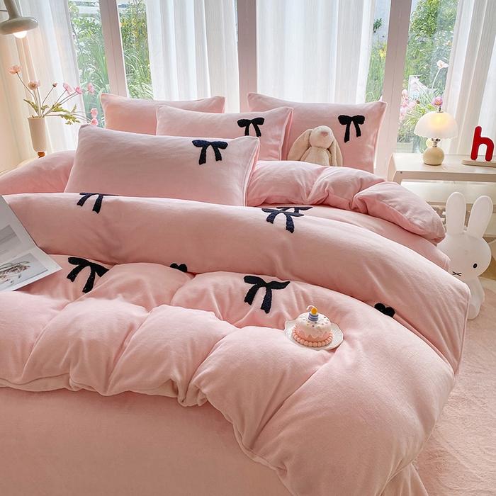 91家纺网 家纺一手货源 找家纺 茉礼 2025新款心动蝴蝶结A类加厚牛奶绒四件套毛巾绣四件套 心动粉