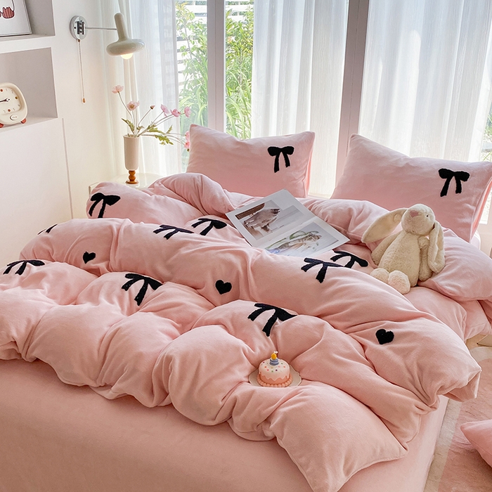 91家纺网 家纺一手货源 找家纺 茉礼 2025新款心动蝴蝶结A类加厚牛奶绒四件套毛巾绣四件套 心动粉