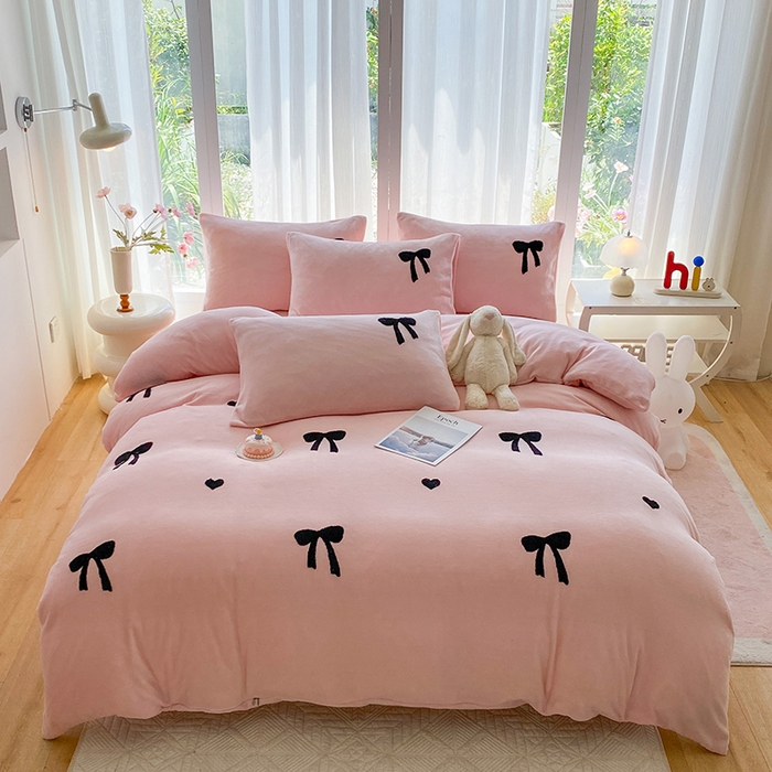 91家纺网 家纺一手货源 找家纺 茉礼 2025新款心动蝴蝶结A类加厚牛奶绒四件套毛巾绣四件套 心动粉