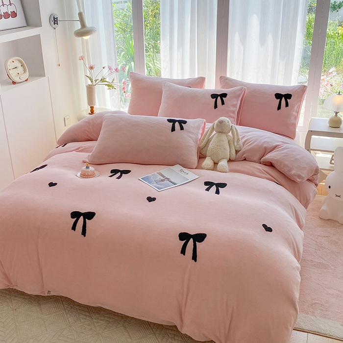 91家纺网 家纺一手货源 找家纺 茉礼 2025新款心动蝴蝶结A类加厚牛奶绒四件套毛巾绣四件套 心动粉