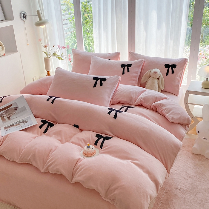 91家纺网 家纺一手货源 找家纺 茉礼 2025新款心动蝴蝶结A类加厚牛奶绒四件套毛巾绣四件套 心动粉