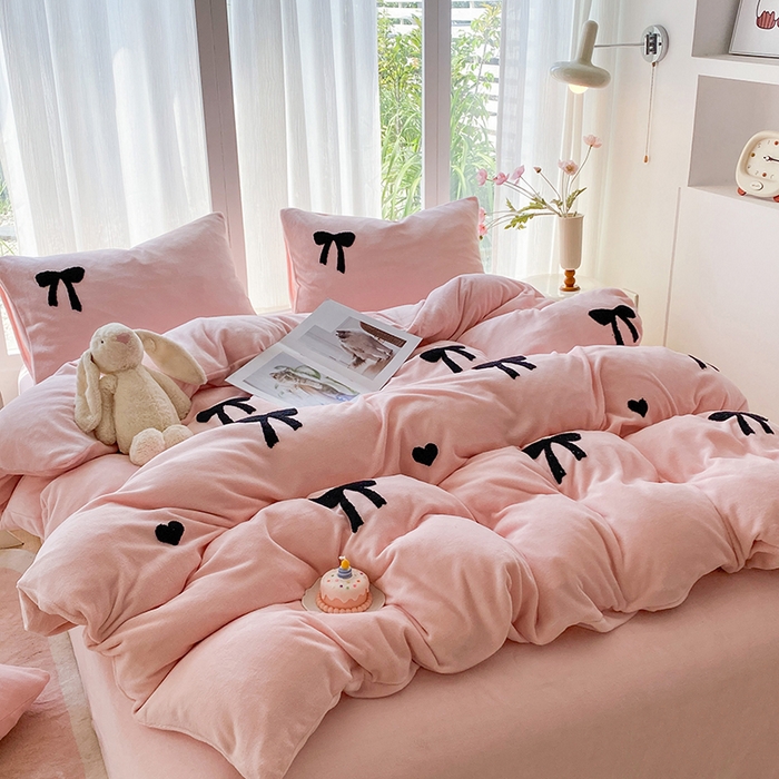 91家纺网 家纺一手货源 找家纺 茉礼 2025新款心动蝴蝶结A类加厚牛奶绒四件套毛巾绣四件套 心动粉