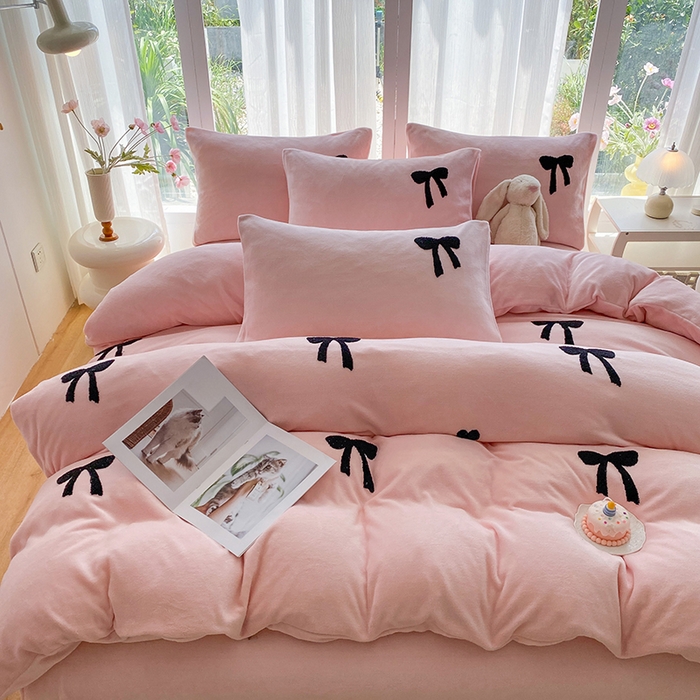 91家纺网 家纺一手货源 找家纺 茉礼 2025新款心动蝴蝶结A类加厚牛奶绒四件套毛巾绣四件套 心动粉