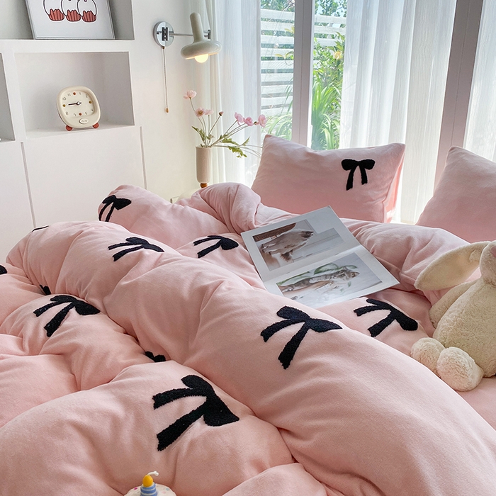 91家纺网 家纺一手货源 找家纺 茉礼 2025新款心动蝴蝶结A类加厚牛奶绒四件套毛巾绣四件套 心动粉