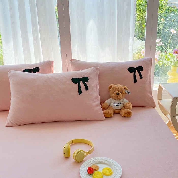 91家纺网 家纺一手货源 找家纺 茉礼 2025新款心动蝴蝶结A类加厚牛奶绒四件套毛巾绣四件套 心动粉