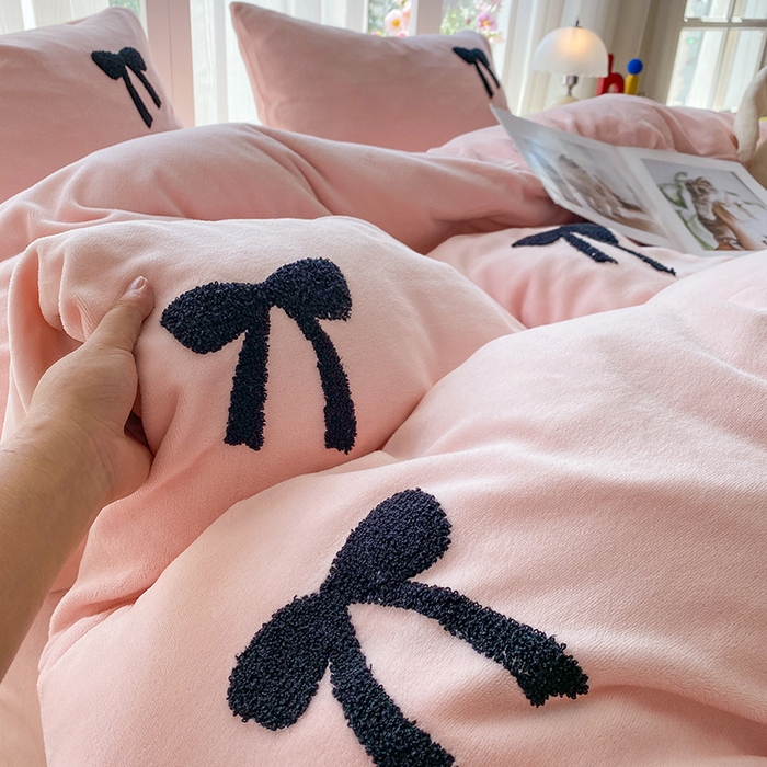 91家纺网 家纺一手货源 找家纺 茉礼 2025新款心动蝴蝶结A类加厚牛奶绒四件套毛巾绣四件套 心动粉