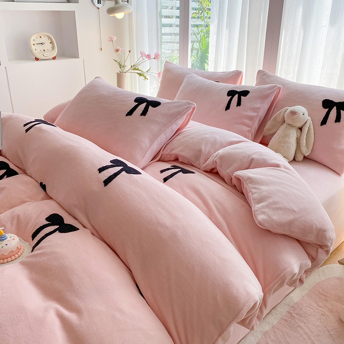 91家纺网 家纺一手货源 找家纺 茉礼 2025新款心动蝴蝶结A类加厚牛奶绒四件套毛巾绣四件套 心动粉