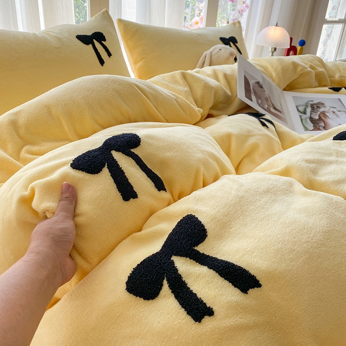 91家纺网 家纺一手货源 找家纺 茉礼 2025新款心动蝴蝶结A类加厚牛奶绒四件套毛巾绣四件套 心动奶黄