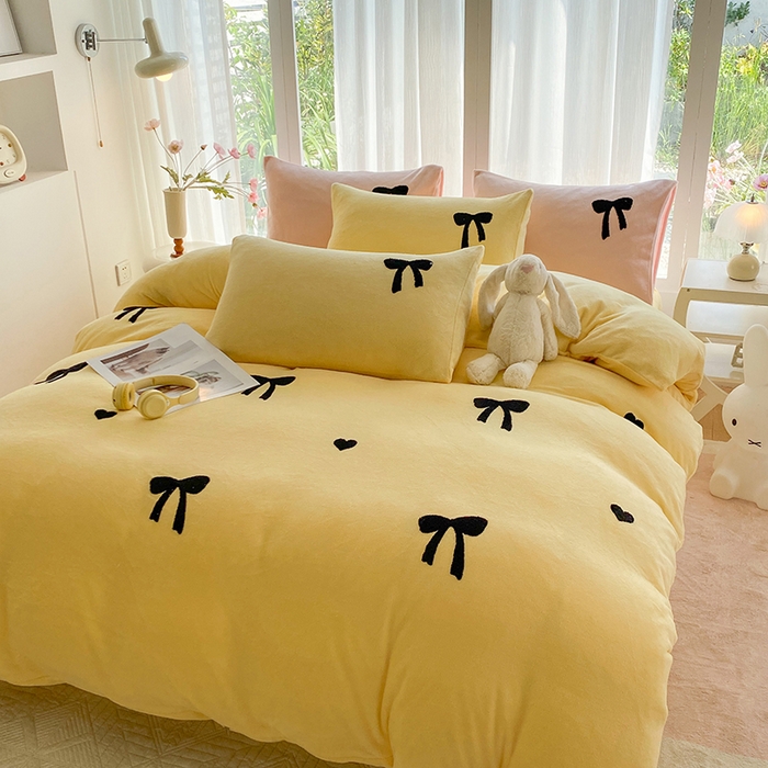 91家纺网 家纺一手货源 找家纺 茉礼 2025新款心动蝴蝶结A类加厚牛奶绒四件套毛巾绣四件套 心动奶黄