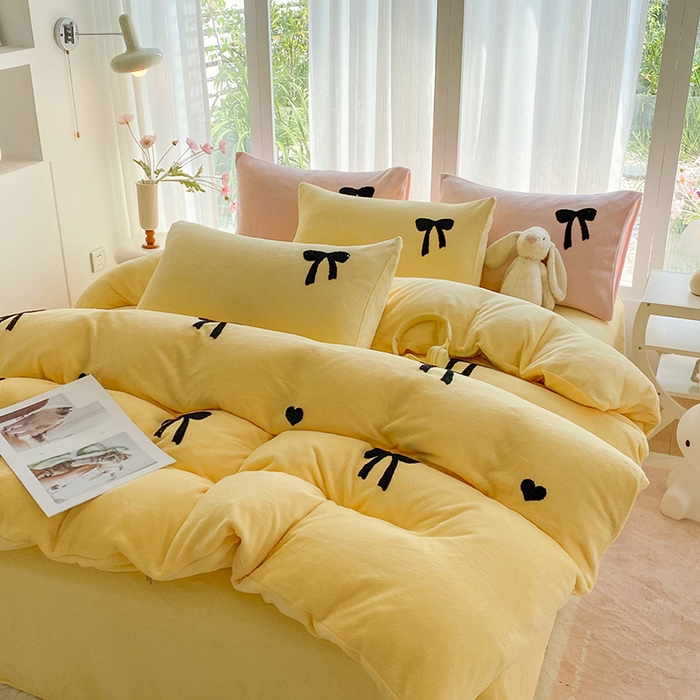 91家纺网 家纺一手货源 找家纺 茉礼 2025新款心动蝴蝶结A类加厚牛奶绒四件套毛巾绣四件套 心动奶黄