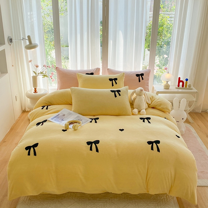 91家纺网 家纺一手货源 找家纺 茉礼 2025新款心动蝴蝶结A类加厚牛奶绒四件套毛巾绣四件套 心动奶黄