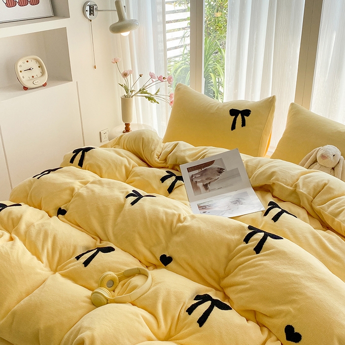 91家纺网 家纺一手货源 找家纺 茉礼 2025新款心动蝴蝶结A类加厚牛奶绒四件套毛巾绣四件套 心动奶黄