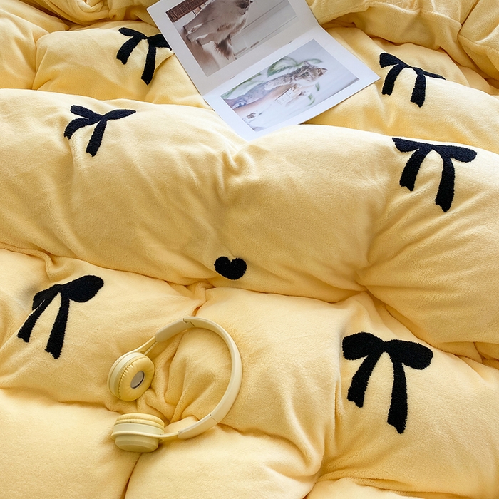 91家纺网 家纺一手货源 找家纺 茉礼 2025新款心动蝴蝶结A类加厚牛奶绒四件套毛巾绣四件套 心动奶黄