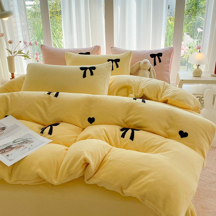 91家纺网 家纺一手货源 找家纺 茉礼 2025新款心动蝴蝶结A类加厚牛奶绒四件套毛巾绣四件套 心动奶黄