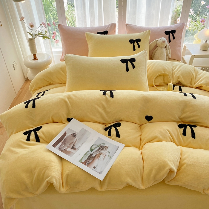 91家纺网 家纺一手货源 找家纺 茉礼 2025新款心动蝴蝶结A类加厚牛奶绒四件套毛巾绣四件套 心动奶黄