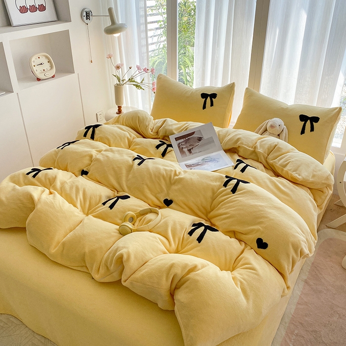 91家纺网 家纺一手货源 找家纺 茉礼 2025新款心动蝴蝶结A类加厚牛奶绒四件套毛巾绣四件套 心动奶黄