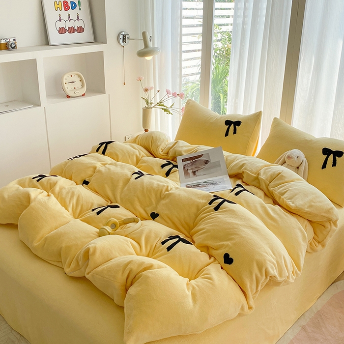 91家纺网 家纺一手货源 找家纺 茉礼 2025新款心动蝴蝶结A类加厚牛奶绒四件套毛巾绣四件套 心动奶黄