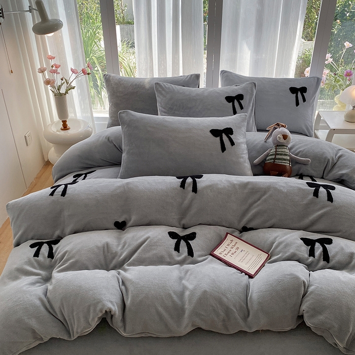 91家纺网 家纺一手货源 找家纺 茉礼 2025新款心动蝴蝶结A类加厚牛奶绒四件套毛巾绣四件套 心动灰