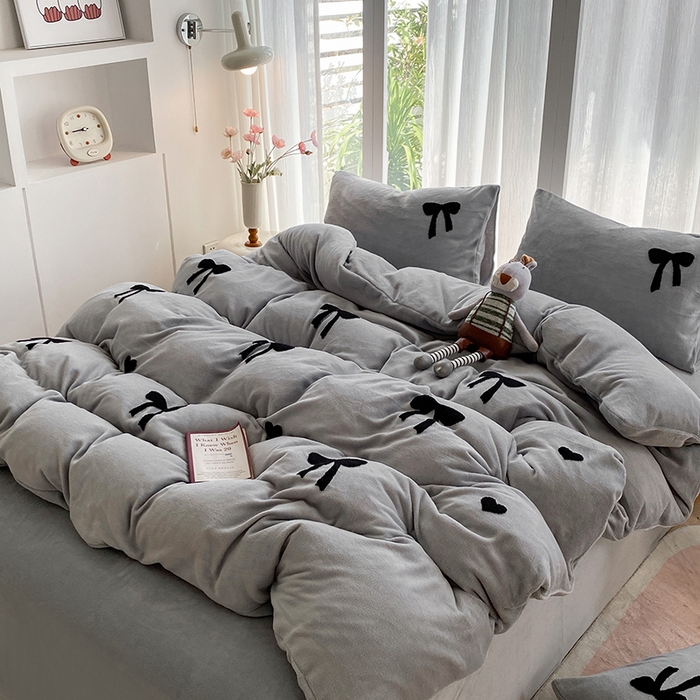 91家纺网 家纺一手货源 找家纺 茉礼 2025新款心动蝴蝶结A类加厚牛奶绒四件套毛巾绣四件套 心动灰