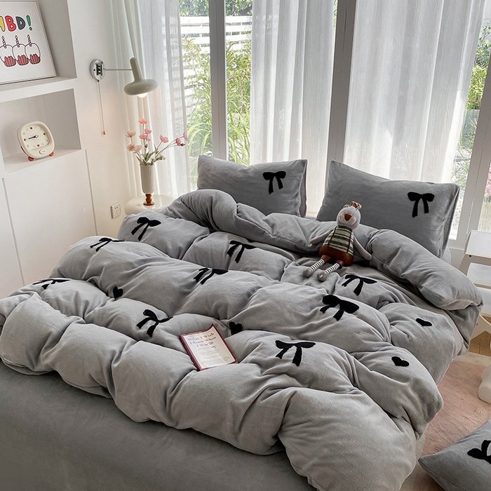 91家纺网 家纺一手货源 找家纺 茉礼 2025新款心动蝴蝶结A类加厚牛奶绒四件套毛巾绣四件套 心动灰