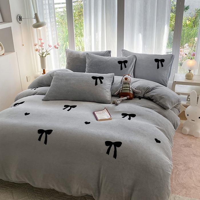 91家纺网 家纺一手货源 找家纺 茉礼 2025新款心动蝴蝶结A类加厚牛奶绒四件套毛巾绣四件套 心动灰