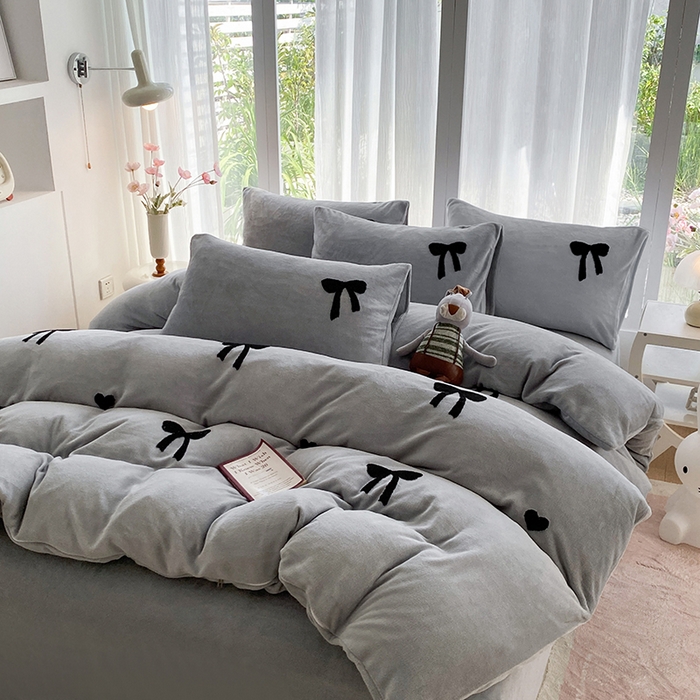 91家纺网 家纺一手货源 找家纺 茉礼 2025新款心动蝴蝶结A类加厚牛奶绒四件套毛巾绣四件套 心动灰