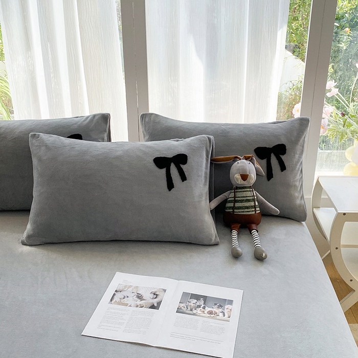 91家纺网 家纺一手货源 找家纺 茉礼 2025新款心动蝴蝶结A类加厚牛奶绒四件套毛巾绣四件套 心动灰