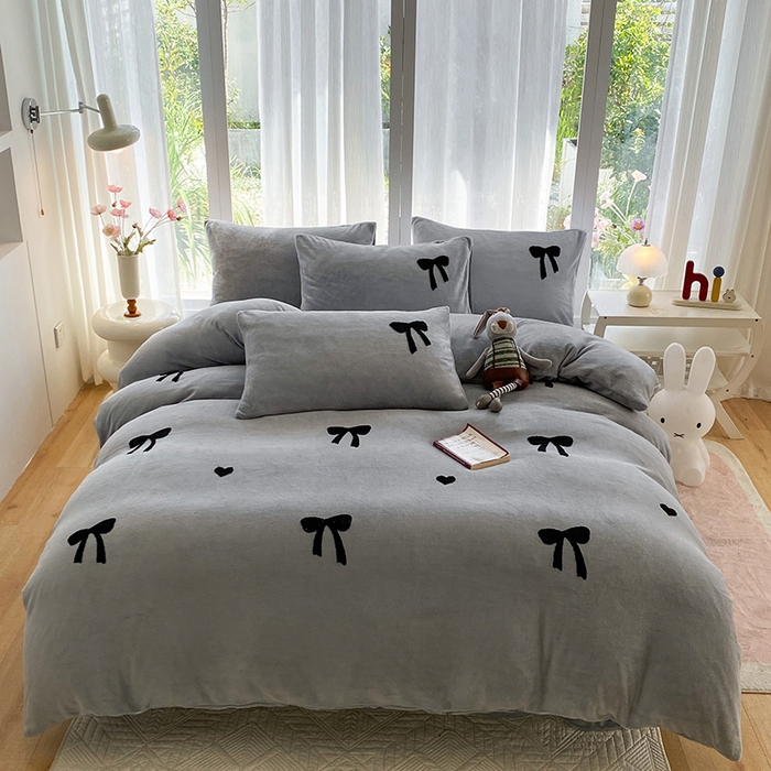 91家纺网 家纺一手货源 找家纺 茉礼 2025新款心动蝴蝶结A类加厚牛奶绒四件套毛巾绣四件套 心动灰